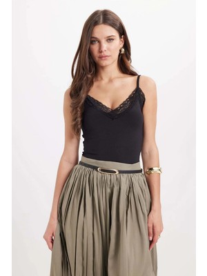 Tudors Kadın Slim Fit Dar Kesim İnce Askılı Dantel Detaylı Likralı Siyah Crop Atlet