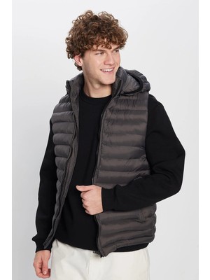 Tudors Erkek Slim Fit Dar Kesim Astarlı Rüzgar Geçirmez Cepli Çıkarılabilir Kapüşonlu Şişme Yelek