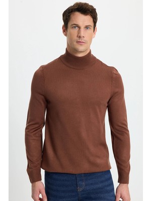 Tudors Erkek Slim Fit Dar Kesim Yumuşak Dokulu Tüylenmeyen Kahverengi Yarım Balıkçı Yaka Triko Kazak