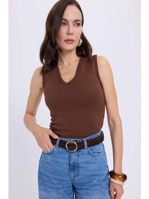 Tudors Kadın Slim Fit Dar Kesim V Yaka Sıfır Kol Pamuklu Ribanalı Kahverengi Bluz