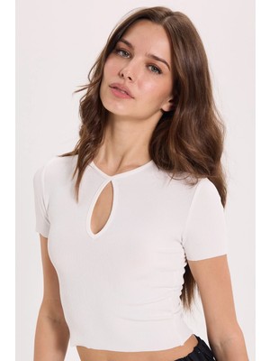 Tudors Kadın Slim Fit Dar Kesim %100 Pamuk Kısa Kollu Bisiklet Yaka Beyaz Crop