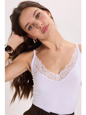 Tudors Kadın Slim Fit Dar Kesim Kolsuz V Yaka Dantel Detaylı Pamuklu Likralı Beyaz Crop