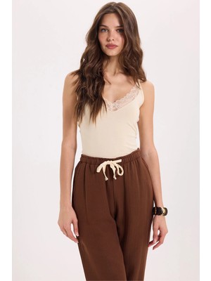 Tudors Kadın Slim Fit Dar Kesim Kolsuz V Yaka Dantel Detaylı Pamuklu Likralı Bej Crop