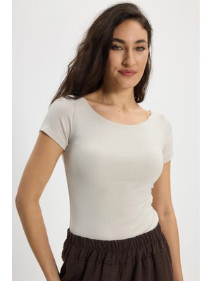 Tudors Kadın Slim Fit Dar Kesim Pamuklu Yumuşak Dokulu Kısa Kollu Kayık Yaka Bej Tişört Bluz