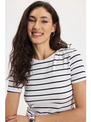 Tudors Kadın Slim Fit Dar Kesim Pamuklu Yumuşak Dokulu Kısa Kollu Bisiklet Yaka Beyaz Tişört Bluz