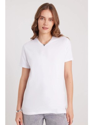 Tudors Kadın Slim Fit Dar Kesim Pamuklu Yumuşak Dokulu Likralı Düz Basic Beyaz V Yaka Tişört Bluz