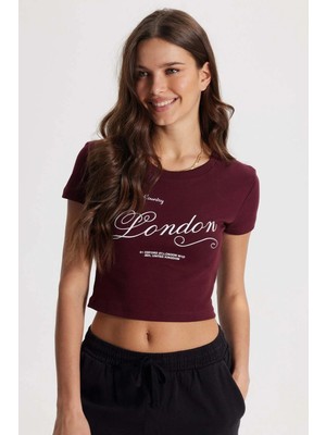 Tudors Kadın Slim Fit Dar Kesim %100 Pamuk Bisiklet Yaka Kısa Kollu Baskılı Bordo Crop Tişört Bluz