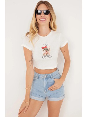 Tudors Kadın Slim Fit Dar Kesim %100 Pamuk Bisiklet Yaka Baskılı Beyaz Crop Tişört Bluz