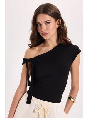 Tudors Kadın Slim Fit Dar Kesim Kısa Kollu Kayık Yaka Siyah Bluz