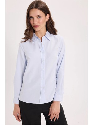 Kadın Slim Fit Dar Kesim Uzun Kollu Pamuklu Vücuda Oturan Dokulu Mavi Basic Gömlek