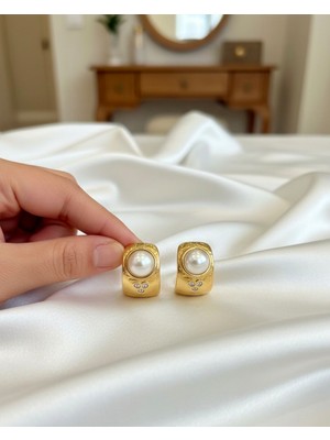 Lyra Inci ve Taş Detay Gold Çelik Küpe