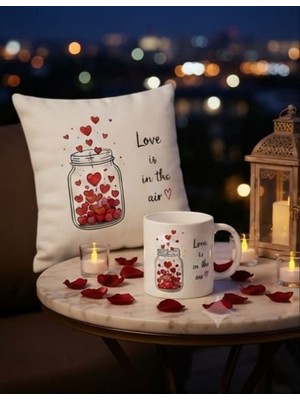 Kadorex Design Love Is In The Air Kupa ve Kırlent Seti – Sevgiliye Hediye – Sevgililer Günü Konsepti
