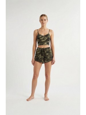 Kadın Kamuflaj Desenli Askılı Crop Top ve Şortlu Gecelik Takım – Modern, Konforlu ve Günlük Kombinlere Uygun