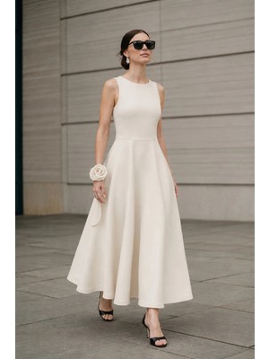 Laranor Ecru YASEMİN MODELİ Yuvarlak Yaka Gül Aksesuar Detaylı Şık Maxi Boy Kloş Elbise 25L8224