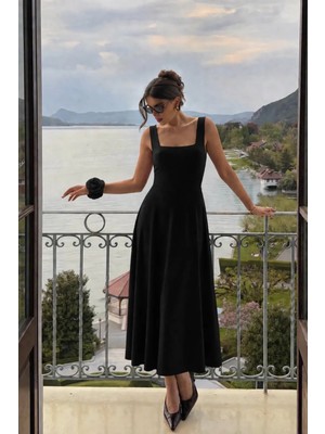 Laranor Kadın Siyah Füsun Modeli Kare Yaka Gül Aksesuar Detaylı Şık Maxi Boy Kloş Elbise 25L8250