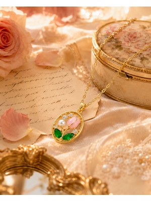 Lia Charm Altın Kaplama Zirkon Taşlı Pembe Lale ve Inci Detaylı Madalyon Kolye