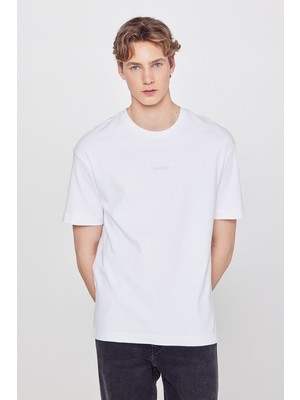%100 Pamuk Relaxed Fit Rahat Kesim Bisiklet Yaka Minimal Logo Detaylı Tişört