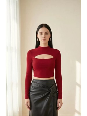 No 35 Concept Kadın Bordo Göğüs Dekolteli Uzun Kollu Cut Out Crop Top Bluz – Şık, Rahat ve Kolay Kombinlenebilir