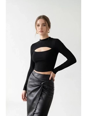 No 35 Concept Kadın Siyah Göğüs Dekolteli Uzun Kollu Cut Out Crop Top Bluz – Şık, Rahat ve Kolay Kombinlenebilir