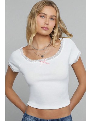 No 35 Concept Kadın Beyaz Göğsü ve Kolları Dantelli Fiyonklu Kısa Kol Crop Top Bluz – Şık, Rahat ve Kolay Kombinlenebilir