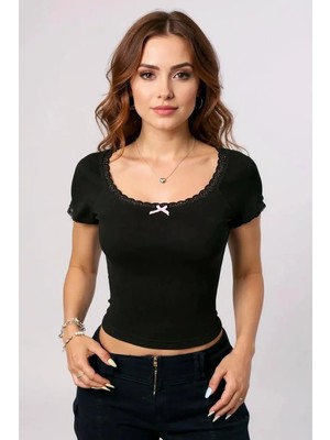 No 35 Concept Kadın Siyah Göğsü ve Kolları Dantelli Fiyonklu Kısa Kol Crop Top Bluz – Şık, Rahat ve Kolay Kombinlenebilir