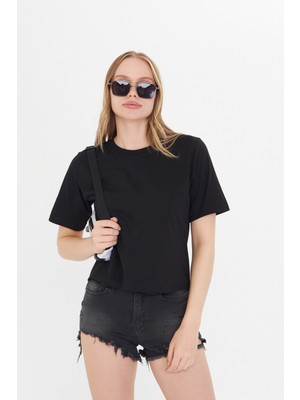Kadın Siyah Yuvarlak Yaka Regular Fit Normal Kesim T-Shirt Tişört