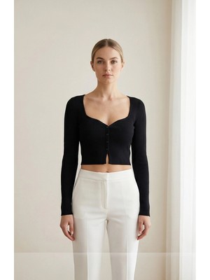 No 35 Concept Kadın Siyah Uzun Kollu Düğmeli Göğüs ve Göbek Dekolteli Crop Top Bluz – Şık, Rahat ve Kolay Kombinlenebilir