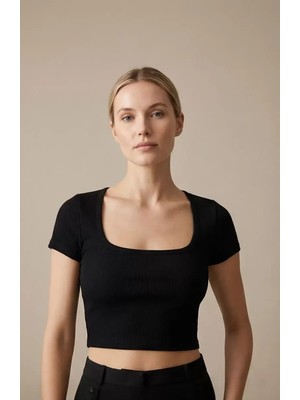 No 35 Concept Kadın Siyah Yarım Kol Düz Yaka Crop Top Bluz – Şık, Rahat ve Kolay Kombinlenebilir