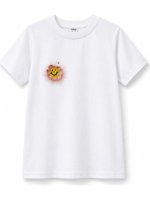 Marka Pembe Çiçek Nakış Detaylı Beyaz T-Shirt