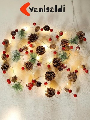 Yenigeldi Işıklı Yılbaşı Çelengi – LED Gün Işık, Çam Kozalaklı ve Meyveli Dekorasyon,