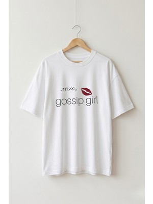Maison De Mode Oversize Kadın Beyaz "gossip Girl" Dizisinin Baskılı Yazılı Tişört