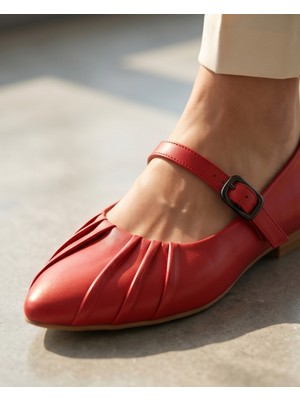 Futsi Shoes Allegra Kırmızı Hakiki Deri Bilekten Tokalı Piliseli Kadın Babet