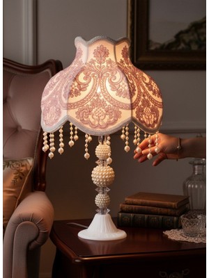 dekovien Pembe Kadife ve Fransız Güpürü Kaplı Başlık Incili Beyaz Ayaklı Klasik Model Abajur 50X25CM