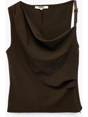 Koton Aksesuarlı Drape Detaylı Kolsuz Asimetrik Degaje Yaka Bluz