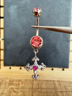 Zadenza Gold %100 316 L Cerrahi Çelik Gamalı Haç Sallantı Pembe Zirkon 10X1,6MM  Göbek Piercing
