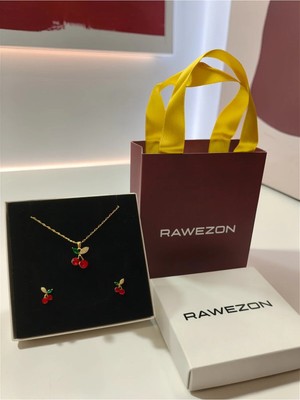 Rawezon Kutulu Çantalı Kırmızı Kiraz Set-Prinç Kolye ve Küpe Sevgiliye Hediye Arkaşada Eşinize Doğum Günü