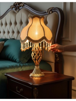 dekovien Gold Kadife Kaplama Inci Detaylı Başlık Gold Burgulu Metal Ayaklı Klasik Model Abajur 50X25CM