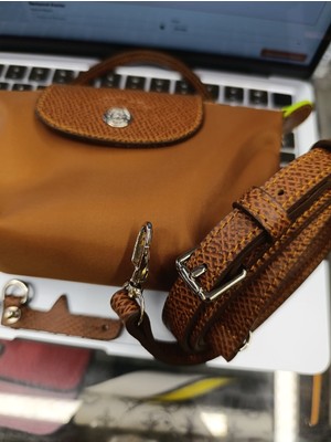 Xs Pouch Uyumlu Konyak Rengi, Nikel Aksesuarlı Askı Seti.2 Adet Askı Aparatı ve 1 Adet Uzun Askıdan Oluşmaktasir. %100 Dana Derisi