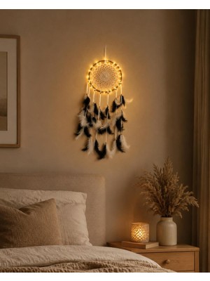 Düş Kapanı LED Işıklı Siyah Beyaz Tüylü El Yapımı Bohem Duvar Süsü Düş Kapanı LED Işıklı Siyah Beyaz Tüylü El Yapımı Bohem Duvar Süsü Çapı 22 cm Uzunluk 60 cm