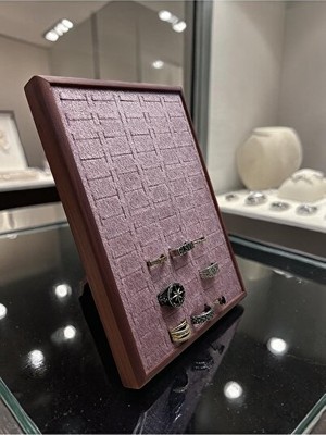 Nomikase Ayaklı Yüzük Tablası, Sağlam Ahşap Çerçeve ile Dayanıklı ve Şık