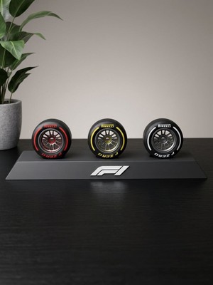 Objekto 3D Formula 1 Lastik Standı – 3’lü Dekoratif Masaüstü Biblo