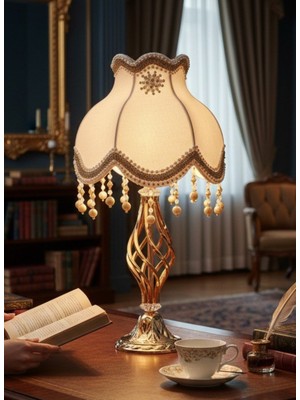 dekovien Beyaz Lulu Broşlu Kadife Başlık Gold Metal Burgulu Ayaklı Klasik Model Abajur 55X25CM
