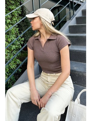 TeknoKapsül Trend Alaçatı Stili Kadın Açık Kahve Polo Yaka Basic Crop Bluz ALC-X11548