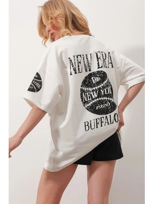 TeknoKapsül Trend Alaçatı Stili Kadın Beyaz Bisiklet Yaka Ön ve Arka Dijital Baskılı Iki Iplik Unisex Oversize T-Shirt ALC-X9789