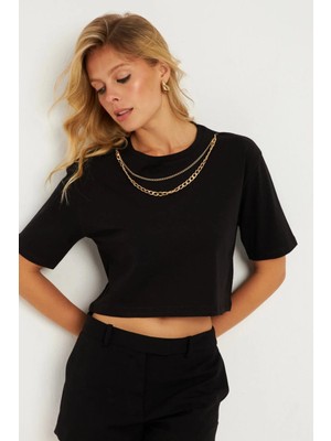 TeknoKapsül Cool & Sexy Kadın Siyah Zincir Aksesuarlı Kısa T-Shirt HT109
