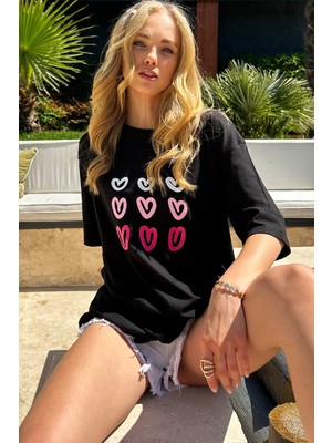 TeknoKapsül Trend Alaçatı Stili Kadın Siyah Bisiklet Yaka Kalp Baskılı T-Shirt ALC-X12257