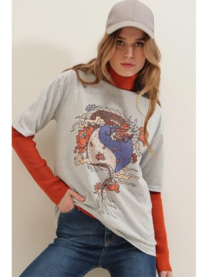 TeknoKapsül Trend Alaçatı Stili Kadın Gri Bisiklet Yaka Dijital Baskılı %100 Pamuk T-Shirt ALC-X7826