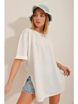 TeknoKapsül Trend Alaçatı Stili Kadın Beyaz Bisiklet Yaka Duble Kol Iki Iplik Yanı Yırtmaçlı Oversize T-Shirt ALC-X7871