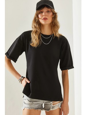 TeknoKapsül Bianco Lucci Kadın Yandan Yırtmaçlı Kol Katlama Detaylı Bisiklet Yaka Kısa Kollu Basic T-Shirt 60251203