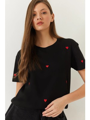 TeknoKapsül Bianco Lucci Kadın Kalp Nakışlı Tshirt 60602004